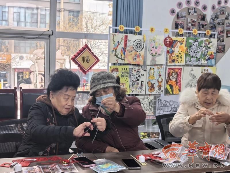 一起迎新年 毓秀园社区组织居民制作手工灯笼(图2)