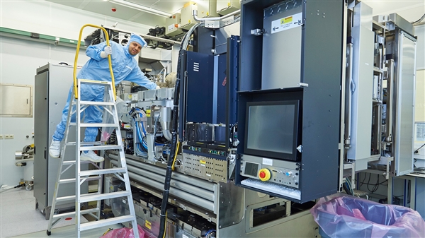 曝中国秘密搞定第一台EUV光刻机！逆向工程ASML(图2)